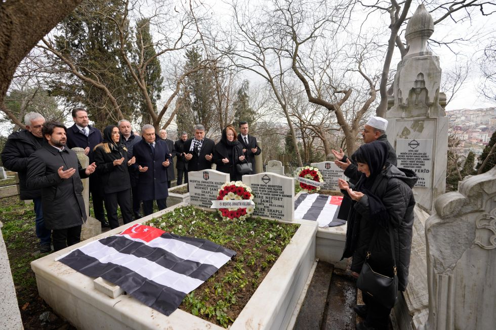 Kulubumuzun Buyuklerini Kabirleri Basinda Andik 980 000004