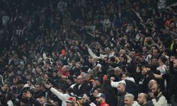 Beşiktaş tribünlerinden tepki: "Derbide Türk hakem istemiyoruz"