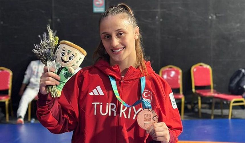 Selvi İlyasoğlu'ndan bronz madalya